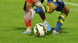 Bek kanan Persija Jakarta Ismed Sofyan dan striker Arema Cronus Samsul Arif berduel memperebutkan bola. (Liga Indonesia) 