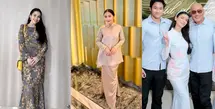 Ayu Ting Ting tampil dengan baju kurung satin lengan panjang warna peach fuzz yang menjadi color of the year menurut Pantone, lengkap dengan kerudung pashminanya. [@ayutingting92]