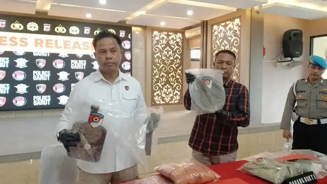 Kasatreskrim Polres Garut AKP Ari Rinaldo, menunjukan sejumlah barang bukti kasus pembunuhan guru ngaji di Cikajang, dalam rilis kasus di Mapolres Garut, Jumat (24/5/2024). (Liputan6.com/Jayadi Supriadin)