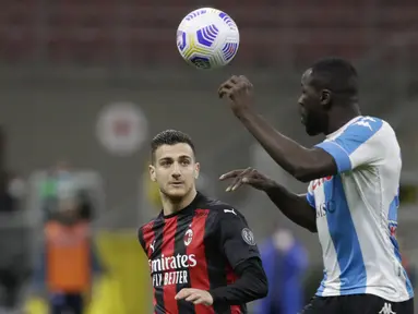 Bek Napoli, Kalidou Koulibaly bersaing memperebutkan bola dengan bek AC Milan, Diogo Dalot dalam duel lanjutan Liga Italia musim 2020/21 di San Siro, Senin dinihari WIB (15/3/2021). AC Milan menyerah dengan skor tipis 0-1 ketika menjamu Napoli. (AP Photo/Luca Bruno)