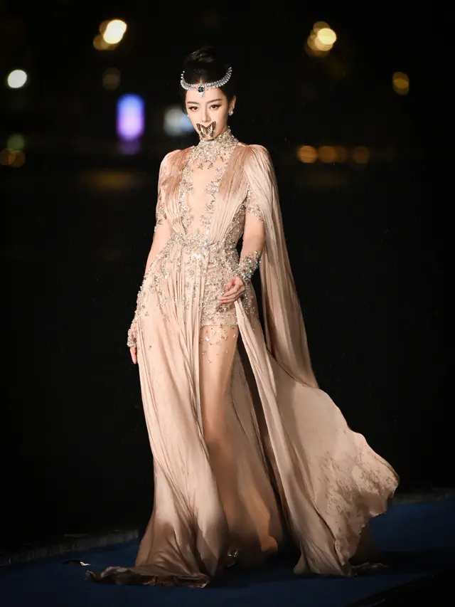 Dilraba Dilmurat dengan gaun Zuhair Murad (credit: Studio Jaywalk Weibo)