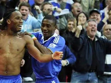 Chelsea&#039;s Didier Drogba celebrates with Salomon Kalou after scoring the winning goal against Arsenal during the F.A Cup Semi-Final match at Wembley Stadium in London on April 18, 2009. Chelsea won 2-1. AFP PHOTO/Adrian Dennis