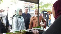 Kepala Disperindag Jabar Noneng Komara Nengsih saat meninjau Pasar Minggon Indag (Pasamoan) yang digelar tanggal 22-23 Maret 2024 di Pasar Kreatif Jabar, Jalan Pahlawan, Kota Bandung. (sumber foto: Biro Adpim Jabar)