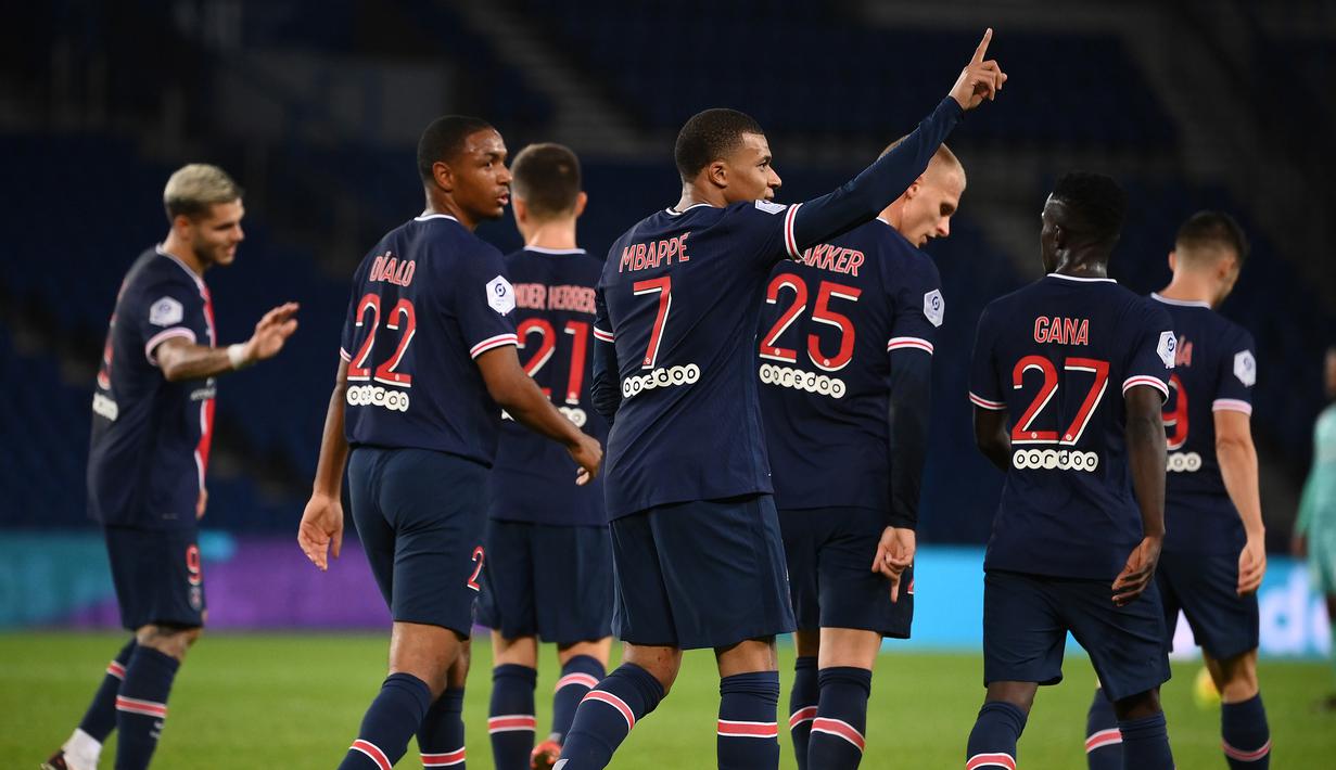 Pemain PSG merayakan gol yang dicetak Kylian Mbappe ke gawang Angers pada laga lanjutan Liga Prancis di Parc des Princes Stadium, Sabtu (3/10/2020) dini hari WIB. PSG menang 6-1 atas Angers. (AFP/Franck Fife)