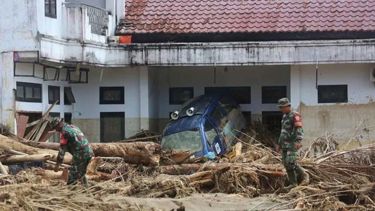 Mendagri Minta Kepala Daerah Salurkan Bantuan untuk Korban Banjir Sumatra