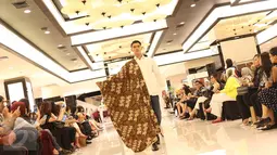 Model membawakan busana batik pada soft launching New Playground-The Legacy, Lippo Mall Kemang, Jakarta, Rabu (12/10). The Legacy menghadirkan produk lokal desainer Indonesia, pengrajin, serta pengusaha berskala UKM. (Liputan6.com/Immanuel Antonius)