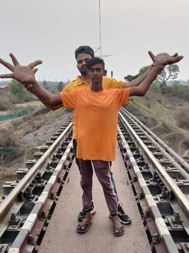 Tangan Berukuran Raksasa