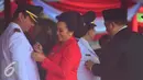Walikota Semarang Hendar Prihadi saat dipasangkan lencana oleh Istrinya saat mengikuti pelantikan di Lapangan Simpanglima Semarang , Rabu (17/2). Sebanyak 17  pasangan kepala daerah dilantik untuk periode 2016-2021. (Liputan6.com/Gholib)