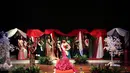 Sejumlah konstestan Miss Waria saat tampil di panggug pada malam pemilihan Miss Waria 2016 di Bulungan, Jakarta, (11/11). Para waria ingin jati dirinya diakui dengan kemampuan intelektual yang mereka miliki. (Liputan6.com/Fery Pradolo)