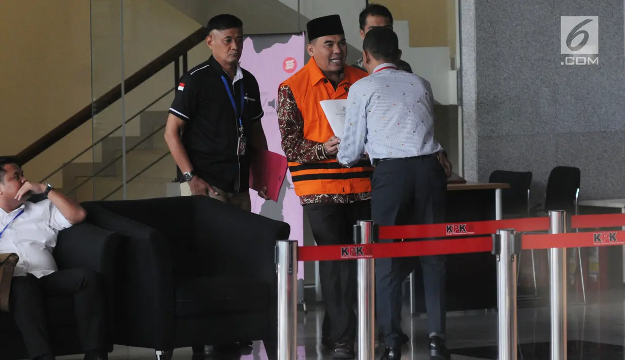 Bupati Jepara Ahmad Marzuqi (tengah) mengenakan rompi tahanan usai menjalani pemeriksaan di Gedung KPK, Jakarta, Senin (13/5/2019). Ahmad Marzuqi resmi ditahan terkait suap dalam putusan praperadilan kasus dugaan korupsi penggunaan dana bantuan partai politik di PN Semarang. (merdeka.com/DwiNarwoko)