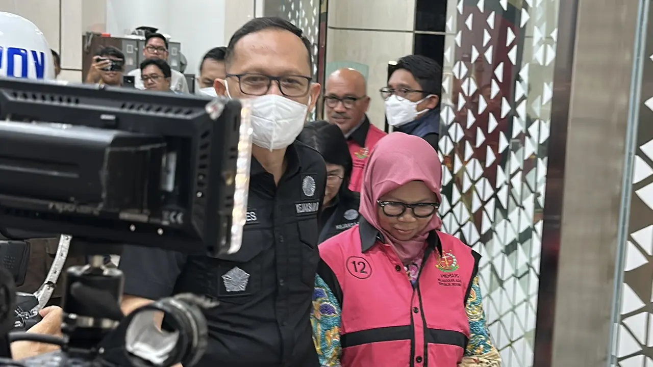 Salah satu tersangka kasus dugaan tindak pidana korupsi pengadaan digitalisasi pendidikan Kemendikbud Ristek Tahun 2019-2023.