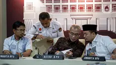 Ketua Komisi Pemilihan Umum (KPU) Hasyim Asy'ari (ketiga kiri) sesaat sebelum mengumumkan hasil rapat pleno Penetapan Pasangan Calon Presiden dan Wakil Presiden pada Pemilu 2024 di Gedung KPU RI, Jakarta, Senin (13/11/2023). (Liputan6.com/Faizal Fanani)