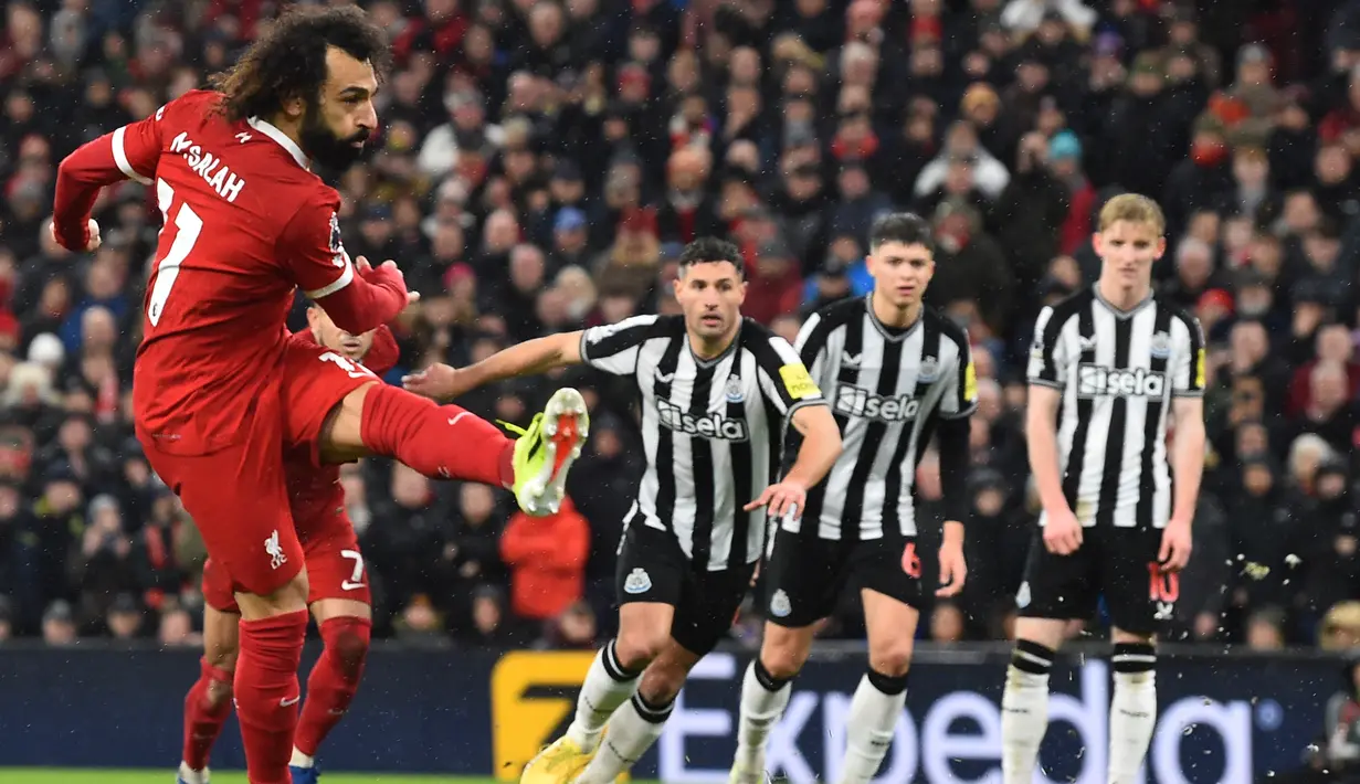 Mo Salah menjadi pemain kelima yang mencapai tonggak sejarah ini untuk satu klub di kompetisi ini setelah Harry Kane (Tottenham), Sergio Agüero (Man City), Wayne Rooney (Man Utd) dan Thierry Henry (Arsenal). (PETER POWELL / AFP)