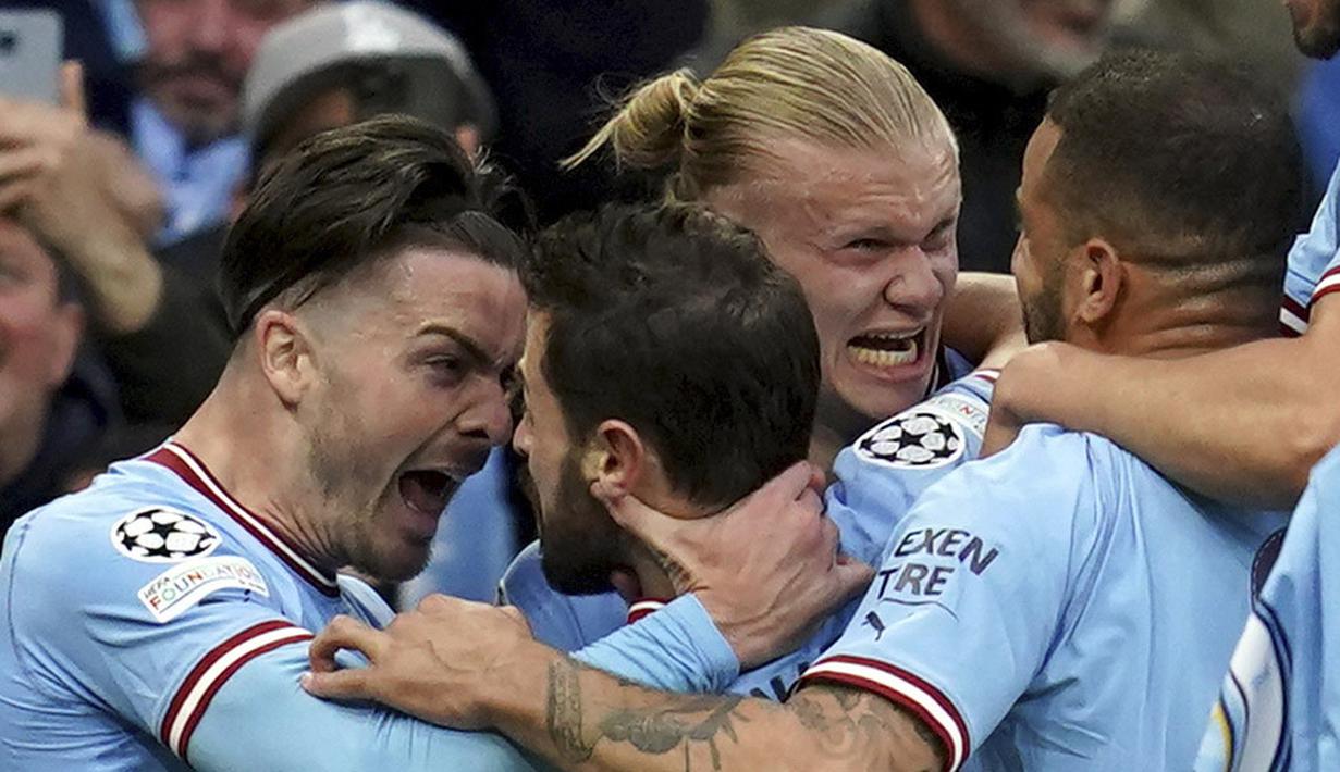 Para pemain Manchester City merayakan gol yang dicetak oleh Bernardo Silva ke gawang Real Madrid pada laga semifinal leg kedua di Stadion Etihad, Kamis (18/5/2023). Man City menang dengan skor 4-0. (Nick Potts/PA via AP)