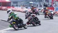 Para pembalap saling adu cepat pada Honda Dream Cup (HDC) 2025 yang digelar di Sirkuit Multifungsi Dispora Sumut, Medan pada 17 - 18 Mei. (Bola.com/Muhammad Iqbal Ichsan)