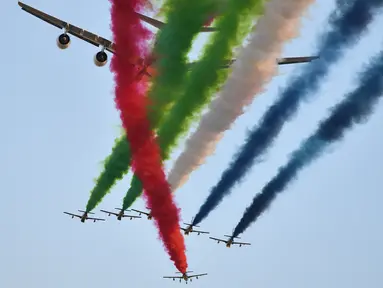 Jet Aermacchi MB-339 dari UAE Al-Fursan melakukan parade bersama Etihad Airways Airbus A380 sebelum balapan F1 GP Abu Dhabi di Yas Marina circuit , (26/11/2017). (AFP/Andrej Isakovic)