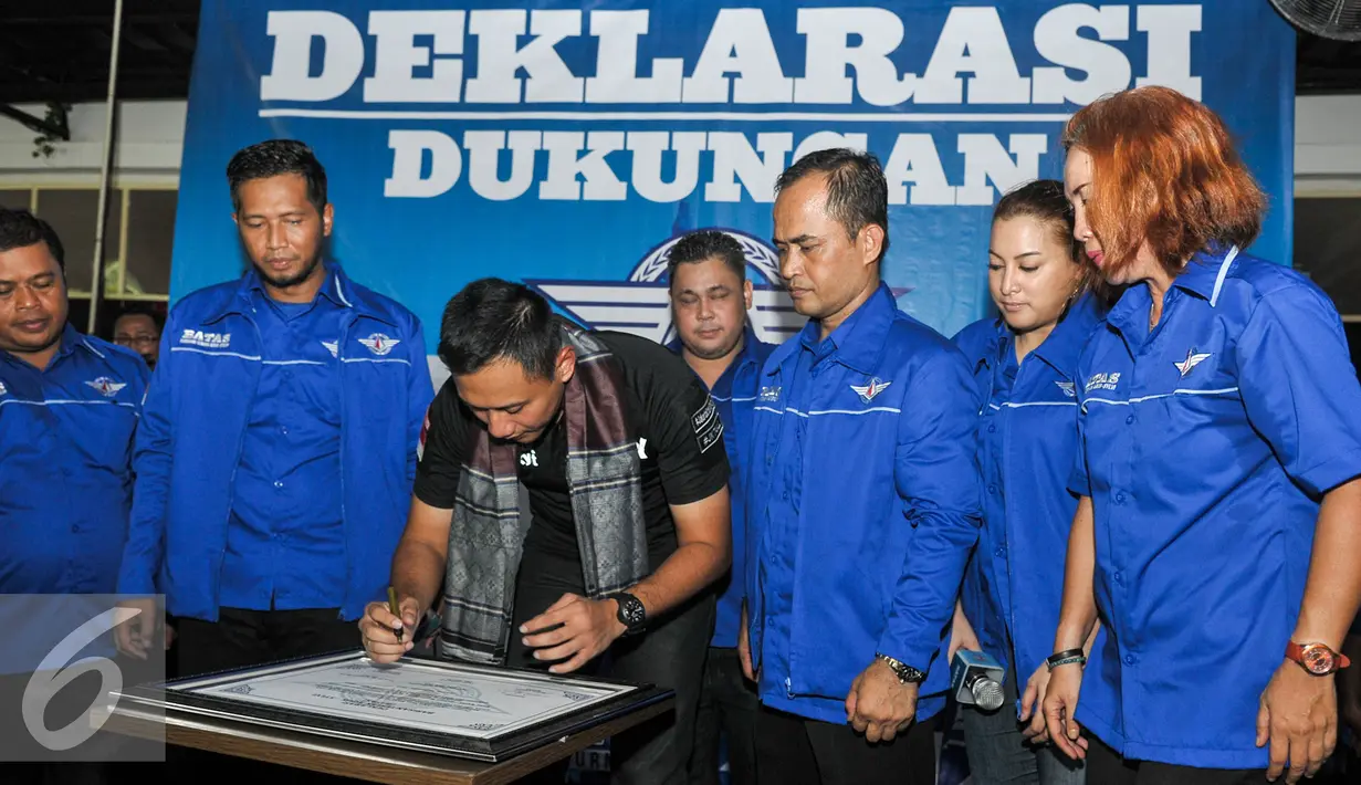 Cagub DKI Jakarta, Agus Harimurti Yudhoyono menandatangani deklarasi dukungan BATAS, Jakarta, Minggu (16/10). BATAS mengaku siap memenangkan Agus-Sylvi dalam Pilkada DKI 2017. (Liputan6.com/Yoppy Renato)