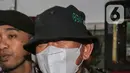 Saat keluar gedung Merah Putih KPK, Pius Lustrilanang menyamarkan dirinya dengan mengenakan topi bucket hat hitam dan masker putih di wajah. (Liputan6.com/Angga Yuniar)