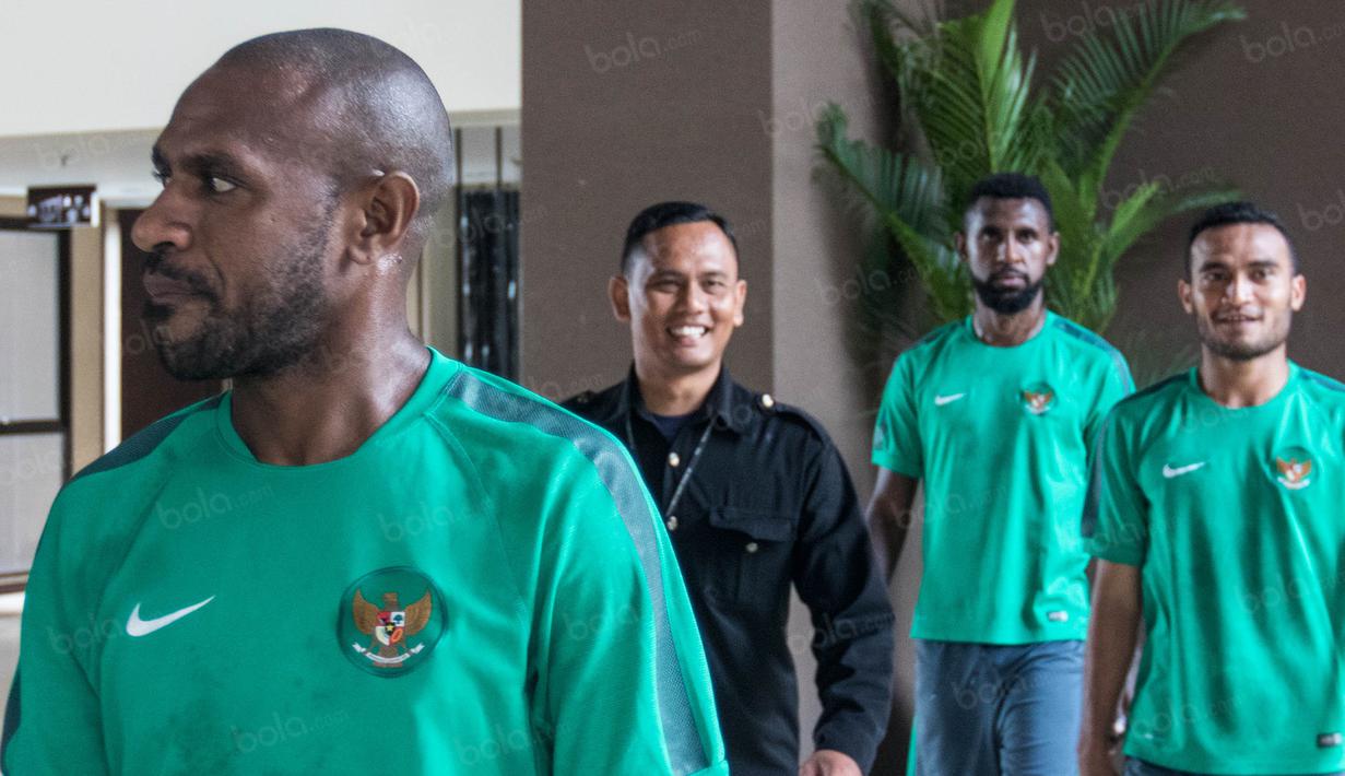 Kapten Timnas Indonesia, Boaz Solossa, dan kawan-kawan dilarang berbicara kepada wartawan saat berada di Hotel Aston Sentul, Jawa Barat, Rabu (14/12/2016). Indonesia akan menghadapi Thailand pada final Piala AFF. (Bola.com/Vitalis Yogi Trisna)