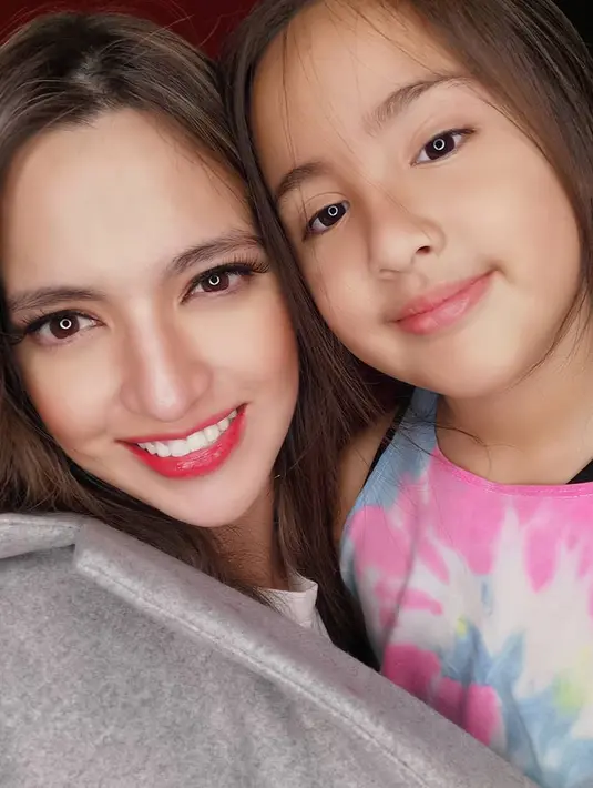 “Pada hari kamu dilahirkan adalah hari paling bahagia dalam hidup kami, bersamamu, kami juga lahir sebagai ayah dan ibu. Kamu membuat hidup kami sangat bermakna. Kamu mengajarkan kami arti yang sesungguhnya dari cinta tanpa syarat,” lanjut Nia. (Instagram/ramadhaniabakrie)