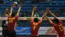 Para pevoli Samator Surabaya melakukan blocking saat melawan Jakarta BNI Taplus. Pertandingan kedua tim berjalan menarik karena terjadi susul menyusul poin. (Bola.com/Vitalis Yogi Trisna)