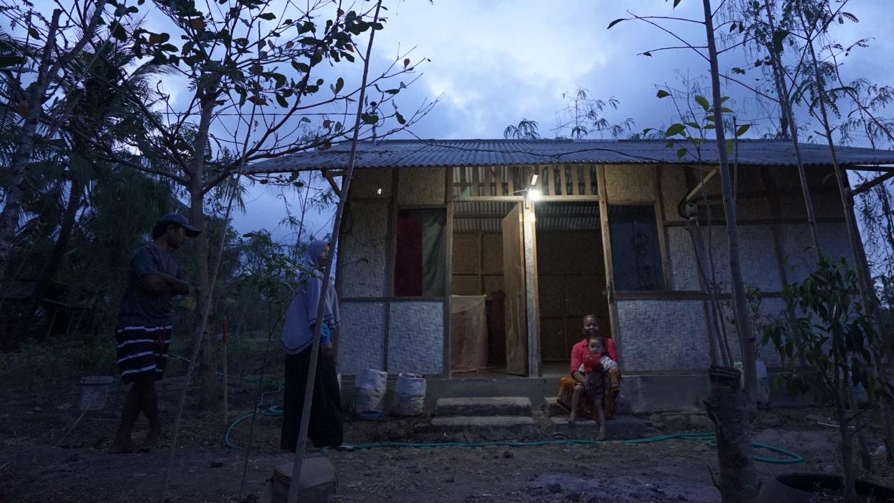 Pelita di Ujung Negeri: Kisah Warga Anggi dan Musi Banyuasin Menjemput Terang