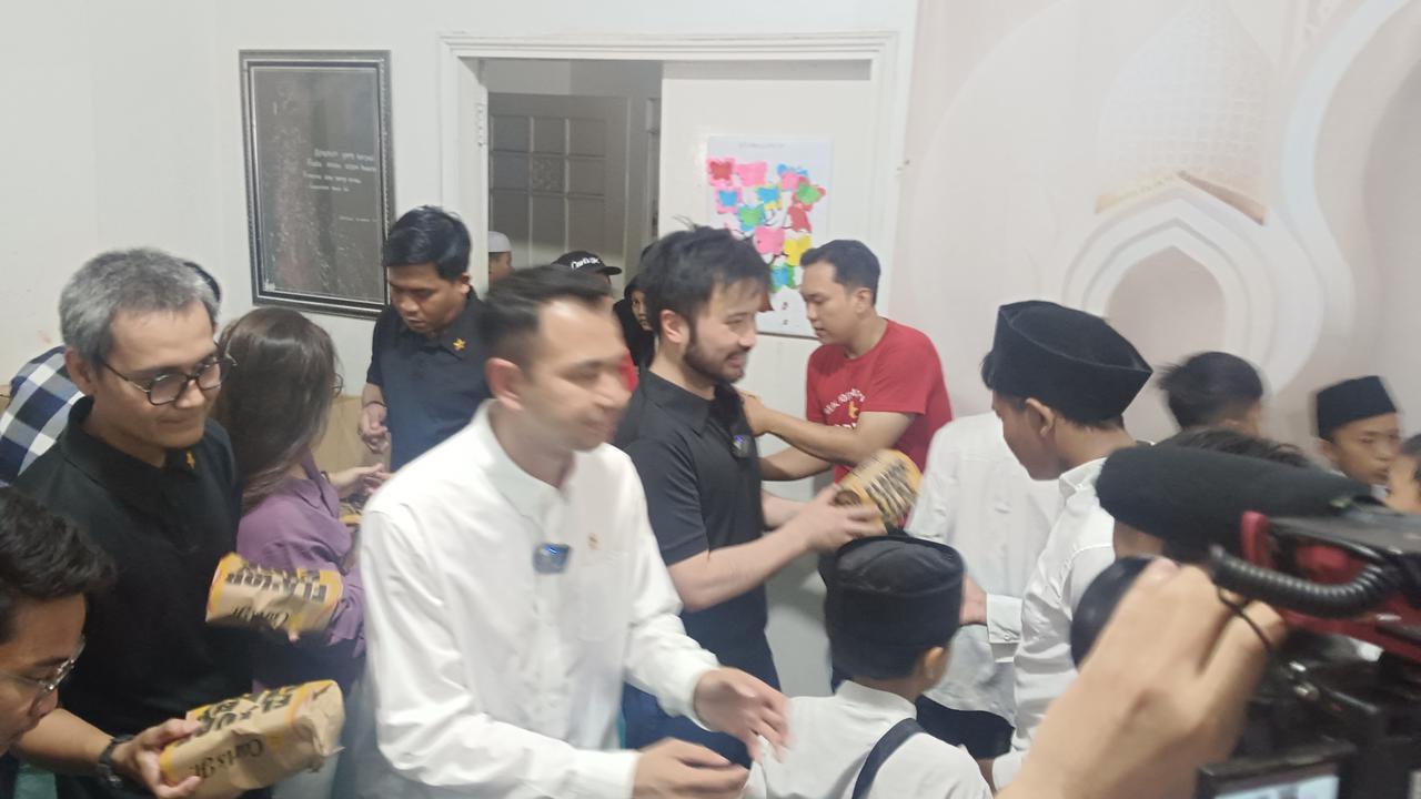 Raffi Ahmad dan Rudy Salim Bagikan 650 Burger ke Panti Asuhan, Ajak Anak-Anak Bermimpi Besar