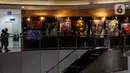 Pengunjung mengamati pameran seni rupa yang bertajuk 'Creative Freedom to Heal The Nation' di Perpustakaan Nasional, Jakarta, Kamis (15/10/2020). Pameran ini diharap dapat mendukung pemerintah dalam menanamkan kesadaran disiplin kepada masyarakat dalam menyikapi pandemi. (Liputan6.com/Johan Tallo)