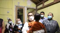 Pemkot Tangerang Selatan menjemput balita laki-laki yang diduga menjadi korban penganiayaan ibu tiri di Pondok Aren, Kota Tangerang Selatan (Tangsel), Banten, Jumat (20/8/2021). (Liputan6.com/Pramita Tristiawati)