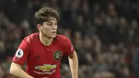 Gelandang Manchester United, Daniel James menggiring bola saat bertanding melawan Tottenham Hotspur pada pertandingan lanjutan Liga Inggris di Old Trafford, Rabu (4/12/2019). MU menang tipis atas Tottenham 2-1. (AP Photo/Rui Vieira)