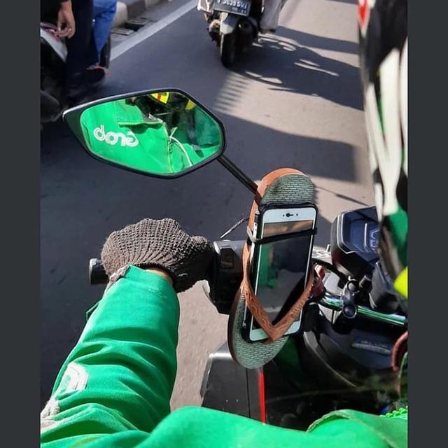 6 Potret Sandal Jepit Jadi Holder HP Ojol Ini Kocak, Bikin Tepuk Jidat