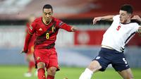 Youri Tielemans dari Belgia, kiri, menendang bola melewati Declan Rice dari Inggris untuk mencetak gol pertama timnya selama pertandingan sepak bola UEFA Nations League antara Belgia dan Inggris di stadion King Power di Leuven, Belgia, Minggu, 15 November