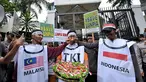 Puluhan aktivis Semarang mendatangi Kedutaan Besar Malaysia menggelar aksi memprotes makanan khas Kota Semarang, Lumpia, yang mengklaim sebagai produk negeri Malaysia, Jakarta, Jumat (20/2/2015). (Liputan6.com/Faizal Fanani)