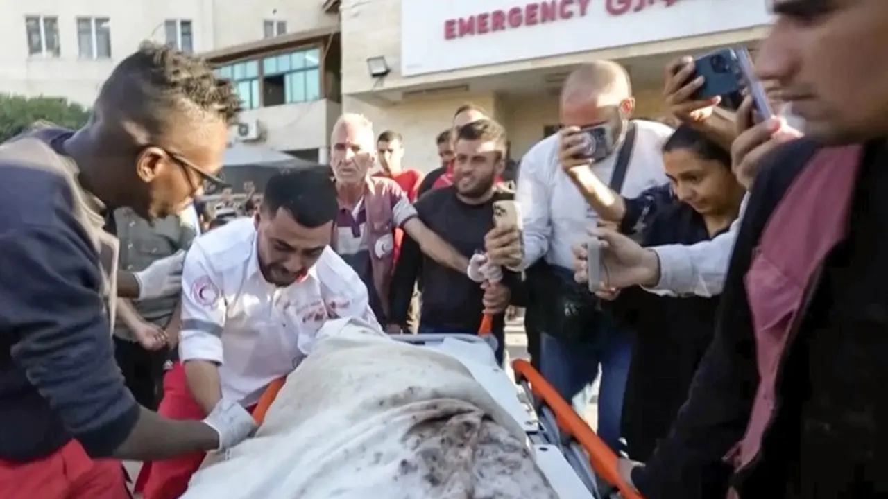 Warga Jalur Gaza, Abed Bardini, terisak saat menyadari bahwa jenazah yang diangkutnya ternyata adalah ibunya sendiri. Foto diambil pada Rabu (30/10/2024).
