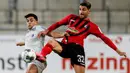 Gelandang Bayer Leverkusen, Nadiem Amiri, berebut bola dengan pemain Freigurg pada laga pekan ke-29 Bundesliga 2019/20 di Schwarzwald-Stadion, Sabtu (30/5/2020) dini hari WIB. Leverkusen menang 1-0 atas Freiburg. (AFP/Ronald Wittek/pool)