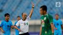 Wasit Ginanjar Rahman Latief memberikan kartu merah kepada pemain PSS Sleman, Fabiano Beltrame, saat melawan Persela Lamongan pada laga Piala Menpora 2021 di Stadion Si Jalak Harupat, Bandung, Minggu (28/3/2021). PSS Sleman bermain imbang atas Persela Lamongan 0-0. (Bola.com/M Iqbal Ichsan)
