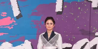 Bisa jadi inspirasi tampilan kebaya modern, padukan kain lilit dengan kebaya dan cropped bolero. Bentuk kain lilit dengan high slit sebagai aksen. [Fimela/Adrian Utama Putra].