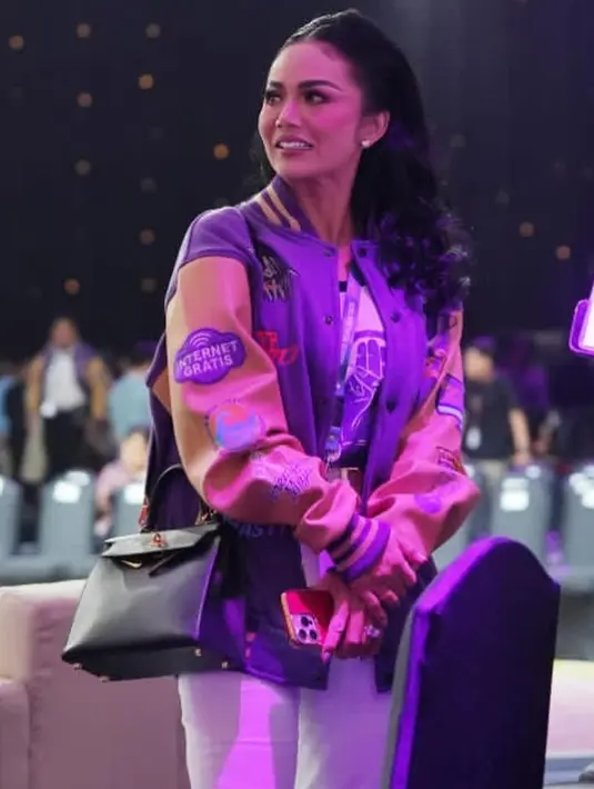 Penampilan keduanya dilengkapi dengan celana panjang warna putih yang senada. [@aurelie.hermansyah/@krisdayantilemos]