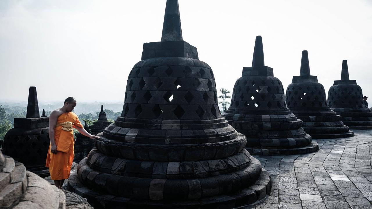 FOTO: Khidmat Puja Bakti Doa Biksu di Candi Borobudur