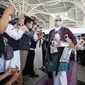 Sebanyak 358 jemaah haji Indonesia kloter pertama yang diberangkatkan dari embarkasi solo (SOC 1) sudah tiba di Madinah, Sabtu 4 Juni 2022 telah mendarat di Bandara Amir Muhammad bin Abdul Aziz (AMAA) sekitar pukul 09.58 waktu Arab Saudi (WAS). (Tim dokumentasi Kementerian Agama Republik Indonesia)