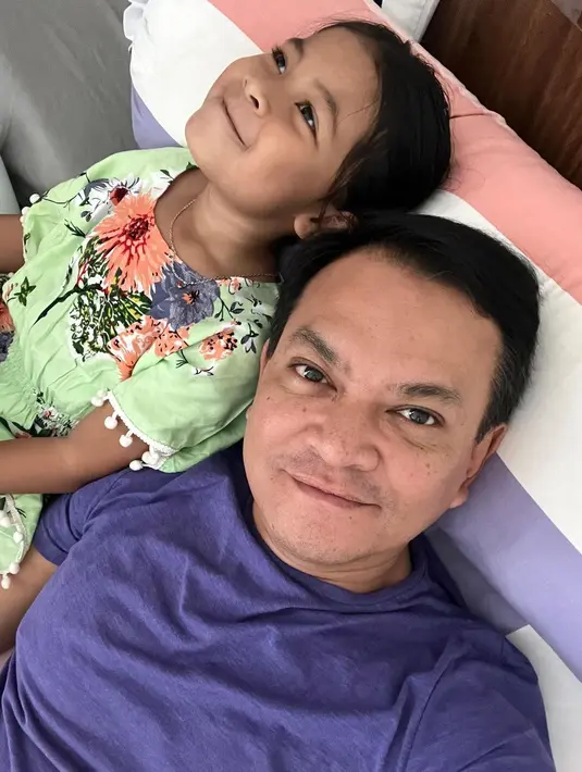 Kedekatan Hedi Yunus dengan Neng Irma tak ada batasnya. Bahkan, keduanya bisa nonton kartun di kamar Hedi. (Foto: Instagram/@hedi_yunus)