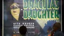 Karyawan museum mengamati poster film “Dracula’s Daughter” (1936) di Museum Peabody Essex, Massachusetts, Rabu (9/8). Koleksi Hammet ini pernah menarik kolektor lain dan membelinya seharga $ 700.000 atau 9,324 miliyar rupiah. (AP/Michael Dwyer)