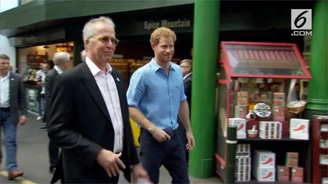 Pangeran Harry mendorong warga agar dapat kembali berbelanja di Borough Market yang secara resmi telah dibuka kembali pada 14 Juni 2017.