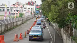 Angkutan umum melintas di sekitar Terminal Depok, Jawa Barat, Kamis (14/5/2020). Kepala Sub Bagian Tata Usaha Terminal Terpadu Depok Reynold Jhon mengatakan, pengguna angkutan umum di Terminal Terpadu Depok mengalami penurunan 10-20 persen selama pemberlakuan PSBB. (Liputan6.com/Immanuel Antonius)