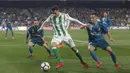 Pemain Real Madrid, Lucas Vazquez (kanan) menutup pergerakan pemain Betis, Tello Herrea pada lanjutan La Liga Santander di Villamarin stadium,Seville, (18/2/2018). Real Madrid menang 5-3. (AP/Miguel Morenatti)