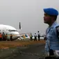 Petugas berjaga jaga di lokasi tergelincirnya pesawat komersial batik Air di Bandara Adisucipto di Yogyakarta, Jumat (6/11/2015). (Boy Harjanto)