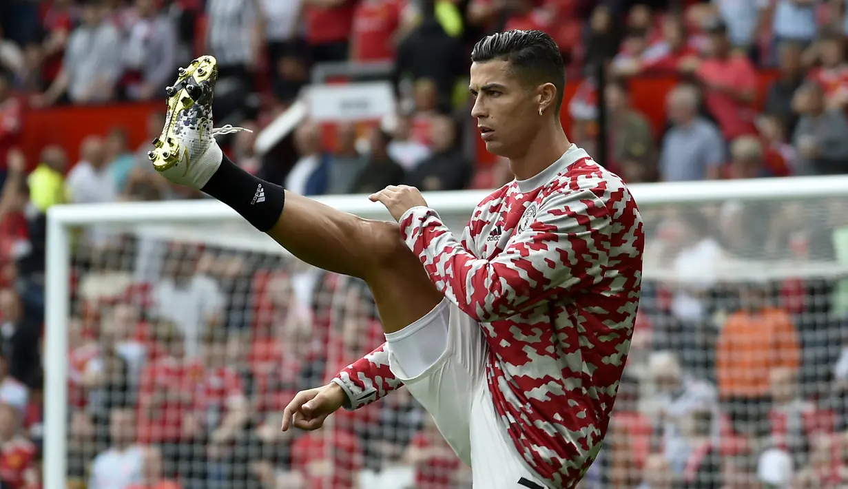 Penyerang Manchester United, Cristiano Ronaldo melakukan pemanasan sebelum bertanding melawan Newcastle United pada pertandingan Liga Inggris di stadion Old Trafford, Sabtu (11/9/2021).  Ronaldo melakoni debut kedua bersama Manchester United.  (AP Photo/Rui Vieira)