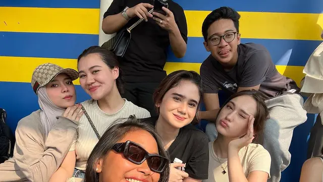 Dukungan dari tribun penonton untuk Colossus FC di Celebrity Trofeo Cup 2023