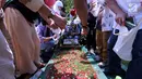 Warga menabur bunga saat melakukan ziarah kubur di TPU Karet Bivak, Jakarta Pusat, Kamis (10/5). Tradisi ziarah kubur rutin digelar umat muslim setiap menjelang Ramadan untuk mendoakan kerabat yang sudah meninggal. (Merdeka.com/Arie Basuki)