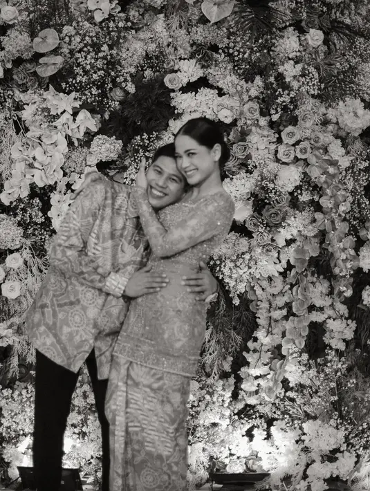 <p>Kebahagiaan begitu terpancar dari wajah keduanya saat momen lamaran. Nino bahkan tak segan menyandarkan kepalanya di bahu Ica. (Foto: Instagram/ thebridestory)</p>